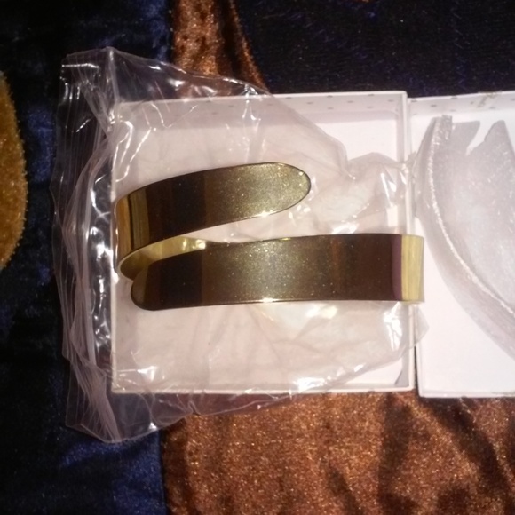 Jewelry - Gorgeous Laminated Gold Upper Arm Cuff